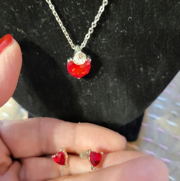 New Red Heart necklace and heart earrings set - Picture 4 of 8